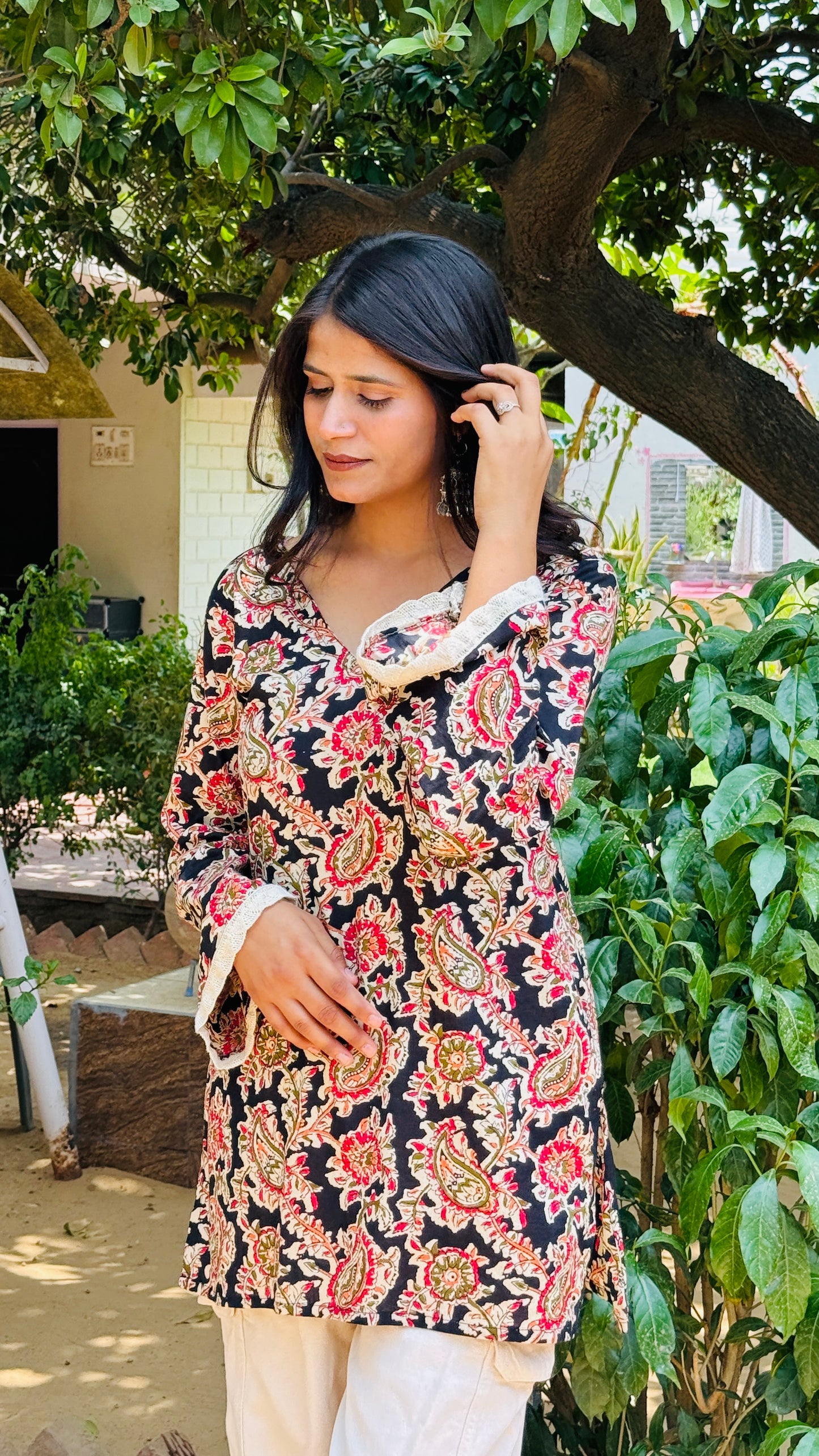 Gulmohar bloom—black floral kurti with tassel back🖤🪞